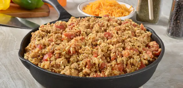 Esse arroz de linguiça com legumes é a prova de que dá pra comer bem sem complicar
