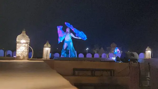 Durante o jantar ocorre algumas shows de dança