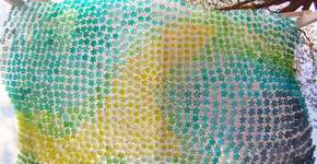 Designer transforma garrafa PET em arte urbana