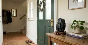 Nas casas mais leves a entrada não tem energia pesada porque usam turmalina preta para barrar o mau-olhado