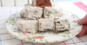 Palha italiana de morango com chocolate com apenas 4 ingredientes