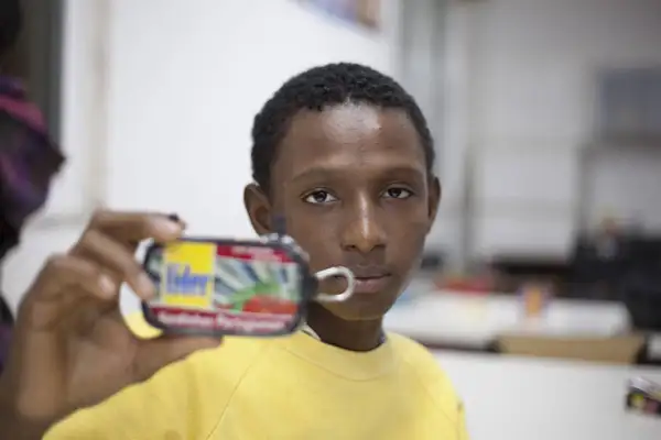 LÁ TINHA VIELA  Edmilson Fonseca | 13 anos  Cova da Moura | Lisboa | Portugal | Out 2013  pin 0,20mm x f22,5 | KODAK Ektachrome 200ISO