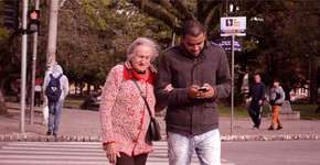 Em ação, mulher de 82 anos ajuda jovens a atravessar a rua no RS
