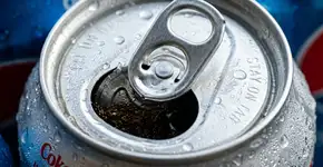Um detalhe, mas que faz a diferença. Poucas pessoas sabem para que serve o pequeno furo na parte superior da lata