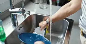 Você lava a louça assim? Livre-se dos erros que quase todo mundo comete