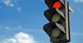 Sinal branco? Entenda o que significa a nova cor nos semáforos