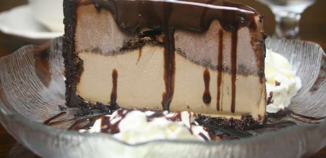 Torta de sorvete com creme de avelã: refrescante e irresistível