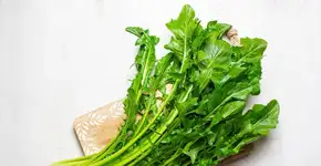 5 benefícios da chicória para a saúde e como inserir a verdura na dieta 