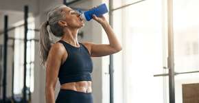 Segundo Harvard fazer abdominal é bom, mas os especialistas concordam: o melhor exercício para definir a barriga após os 40 é outro