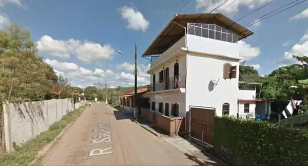 Antes: foto da casa em que o pai de Mauro vivia no distrito