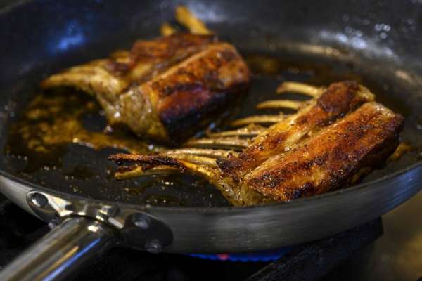 Le Château possui um ambiente intimista e acolhedor