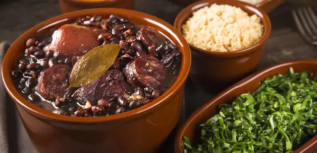 Receita de feijoada perfeita para os dias frios