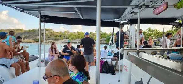 Interior do catamarã da BlueFinn Charters Curaçao