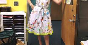 Professora deixa alunos desenharem em seu vestido