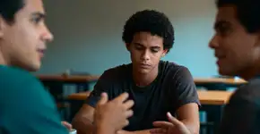 Por que você se sente sozinho mesmo rodeado de gente falando