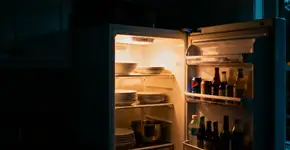 Por que sua geladeira faz mais barulho durante a madrugada