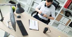 Mau uso do celular causa ‘chifres’ em crânio de jovens