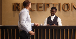 A maioria de nós comete um erro arriscado com o cartão no hotel: Veja o que fazer para ficar seguro