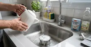 O que acontece se você jogar bicarbonato e vinagre no ralo da pia? O resultado vai salvar sua cozinha