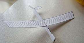 Aprenda como fazer um pequeno avião planador de papel