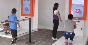 Passageiros fazem agachamentos em troca de bilhetes de metrô e preservativos