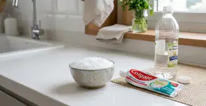 Por que donas de casa espertas misturam vinagre com pasta de dente: um truque doméstico inesperado para limpeza