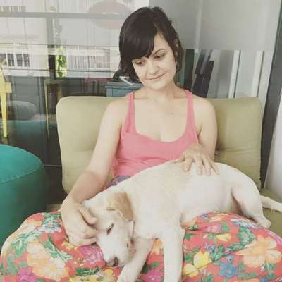 Ela queria ser escritora, mas acabou estudando Engenharia Ambiental. Por causa de uma oportunidade de estágio, veio morar em São Paulo e aqui se tornou vegetariana. 