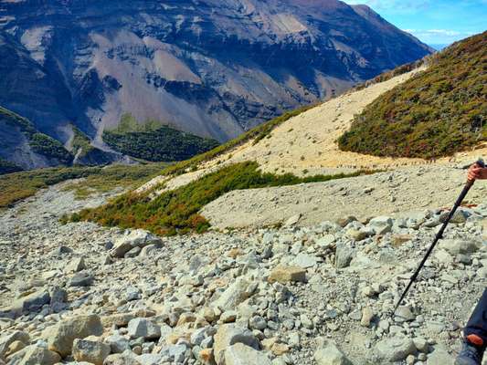 Trilha tem muitas pedras, o que torna aa caminhada mais difícil