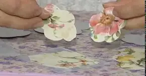Aprenda a fazer flores com retalhos de tecido