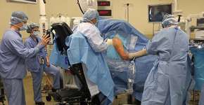 Médico opera de cadeira de rodas