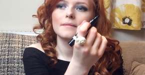 Jovem deficiente visual faz sucesso com tutoriais de maquiagem