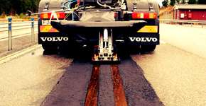 Uma estrada que carrega carros e caminhões elétricos enquanto eles estão em movimento