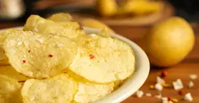 Esta batata chips é feita no micro-ondas, leva 3 ingredientes e fica crocante