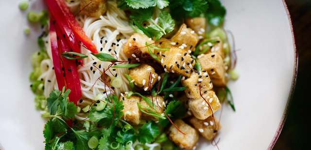 Salada Caesar de verão com um molho irresistível