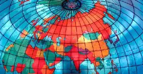 Mapa-múndi gigante feito de vidro é destaque em biblioteca