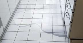 Geladeira vazando água? Saiba o que pode estar acontecendo e como resolver