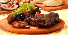 Brasileiro é o que mais pensa em comida e bebida quando viaja