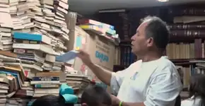 Colombiano resgata 20 mil livros do lixo em 20 anos
