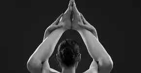 Para eliminar sentimentos negativos, alunos fazem ioga nus em NY