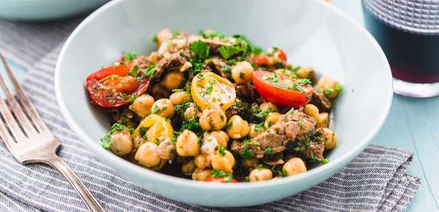 Salada de grão-de-bico com bacalhau super refrescante