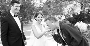 Tom Hanks invade sessão de fotos de casamento e felicita noivos