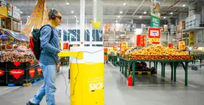 Carrinho de supermercado guia pessoas com deficiência visual