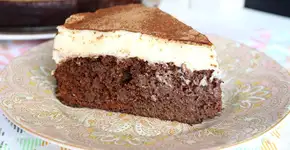Bolo de chocolate com cobertura cremosa de leite em pó