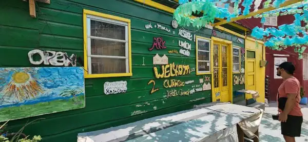 Passeios de tuk-tuk são ideais para explorar capital Willemstad