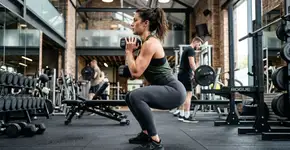 Quantas agachamentos por dia devem ser feitos para modelar os glúteos e fortalecer as pernas?