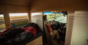 Estudante de arquitetura transforma ônibus escolar em casa