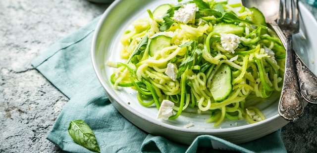 Em apenas 8 minutos você faz este espaguete de abobrinha na manteiga incrível