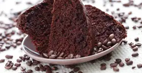 Bolo de chocolate com café maravilhoso e fácil de fazer