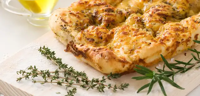 Focaccia tradicional com crosta perfeita que derrete no azeite e vai te transportar direto para a Itália!