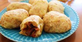 Veja como fazer bolinho de aipim com carne de casca de banana